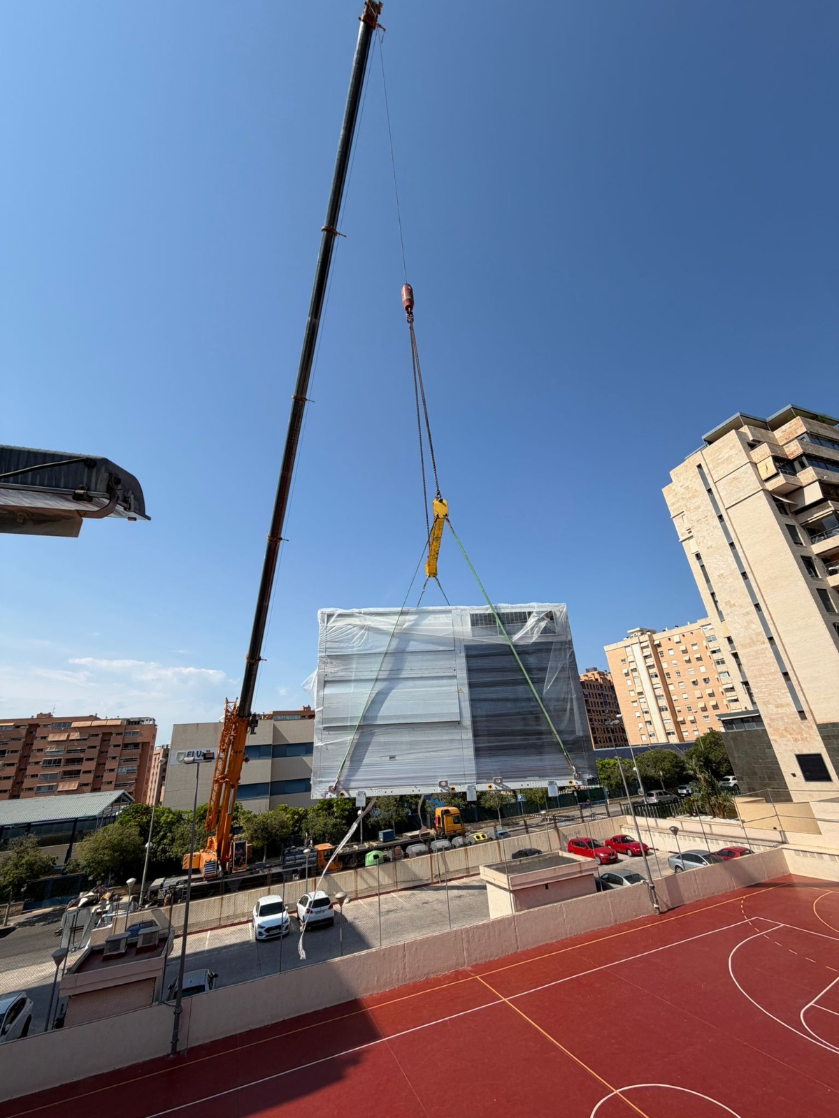 Izado de unidad de climatización industrial de 250 kW por Airtechnology en Alicante con grúa de gran tonelaje